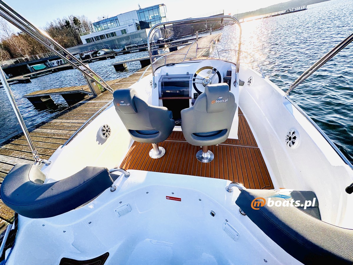mBoats M550 Open