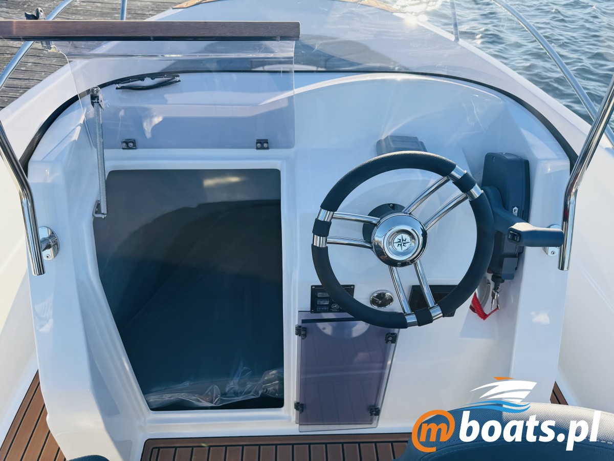 mBoats M550 Open