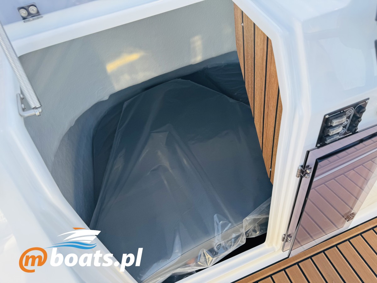 mBoats M550 Open