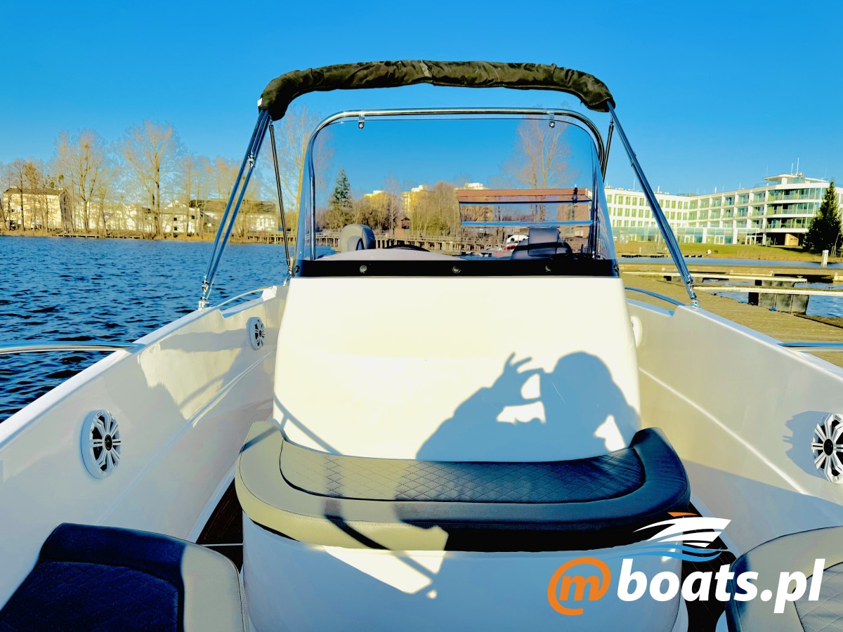mBoats M550 Open